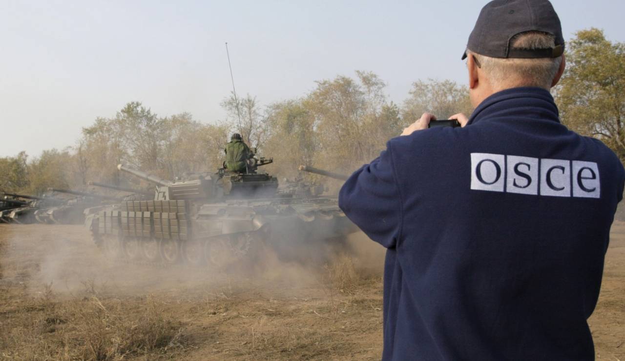 ОБСЕ: боевики прячут танки и артиллерию вблизи жилых кварталов на Донбассе